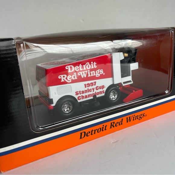 Detroit Red Wings Zamboni Model New Never Been Open - Picture 4 of 9